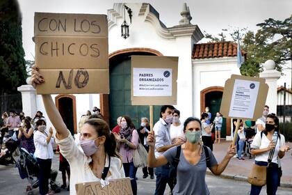 Las manifestaciones se reiteraron frente a la Quinta de Olivos luego de que el DNU presidencial suspendiera las clases en el AMBA