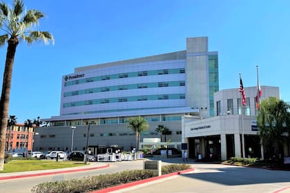 Las manifestantes reclaman contratos justos ante la falta de personal seguro para la atención médica