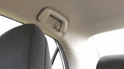 Las manijas de arriba de los asientos están ahí para facilitar el ascenso y descenso del auto