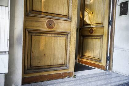 Las manijas y los picaportes de un edificio en Recoleta ya no están