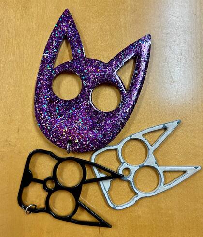 Las manoplas puntiagudas que confiscan en los aeropuertos de Nueva York