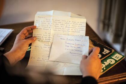 Las manos de Julieta Gómez Martí con una de las cartas originales que le envió Monzón desde la cárcel.