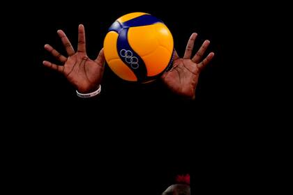 Las manos de Sharon Chepchumba Kiprono de Kenia bloquean el balón durante el partido de la ronda preliminar del grupo A de voleibol femenino entre República Dominicana y Kenia.