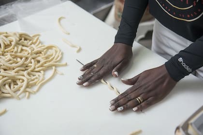 Las manos de Therese preparan la pasta