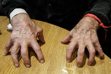 Las manos del Loco Gatti, protagonista de innumerables atajadas en 765 partidos oficiales