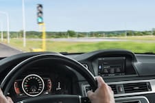 Todo lo que hay que saber para manejar en Uruguay: documentación, velocidades máximas y señalética