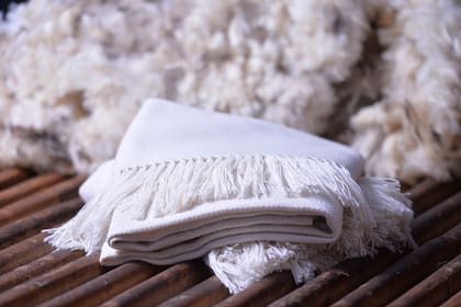 Las mantas y almohadones aportan calidez