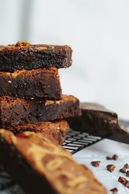 Las manzanas y el chocolate son una buena combinación para obtener un postre bajo en calorías y azúcares agregados (Imagenes ilustrativas)