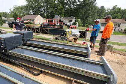 Las maquinarias para confeccionar la casa en el lugar