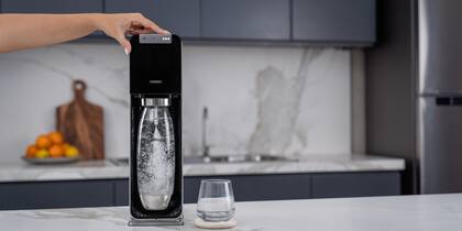 Las máquinas de SodaStream permiten no solo tomar soda todos los días, sino también crear tragos y refrescos con este agregado.