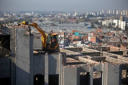 Las máquinas realizan movimientos calculados al milímetro por los espacios reducidos y la altura