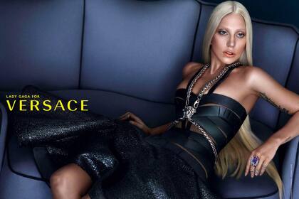 Las maravillas del retoque digital consiguieron que la cantante luzca así