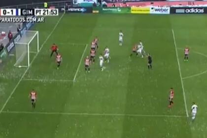 Las marcas de Estudiantes en el momento que se ejecuta el córner de Ignacio Fernández en el gol de Meza