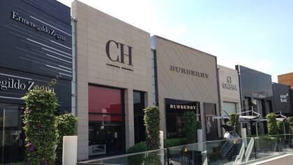 Las marcas de lujo ofrecen productos que no están en la Argentina; en Parque Arauco, un paseo exclusivo concentra esa oferta