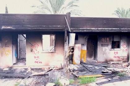 Las marcas pintadas con aerosol en el exterior de las casas indican los lugares en los que los residentes fueron asesinados