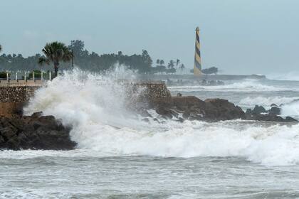 Las mareas altas golpean la costa después del huracán Beryl en Santo Domingo el 2 de julio de 2024.