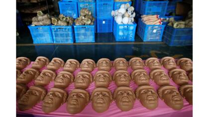 Las máscaras de Donald Trump, esperan su turno para ser distribuidas