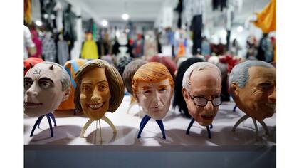 Las máscaras de Hillary Clinton y Donald Trump, junto a las de Putin, Sanders y Berlusconi