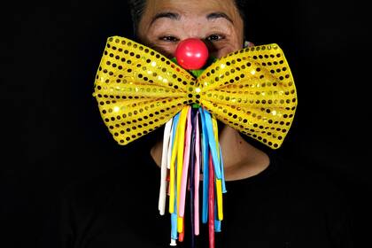Edmond Kok, diseñador de vestuario y actor de teatro de Hong Kong, con una máscara facial que representa a un payaso tradicional