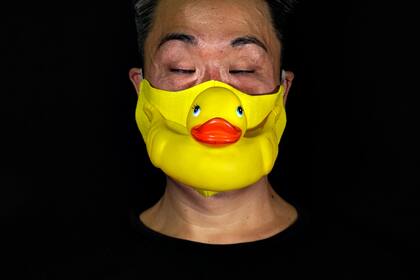 Una máscara realizada con un pato de goma