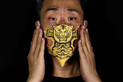 Una mascarilla con un tigre de papel que se usa para maldecir a los enemigos