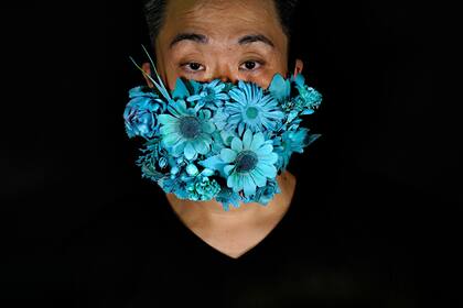 Una máscara de flores que recuerda el Día de San Valentín