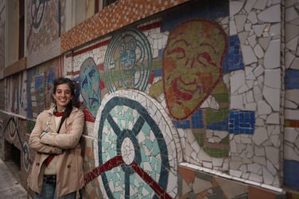 Las máscaras del drama y la comedia enmarcan a la chica de sonrisa siempre dispuesta