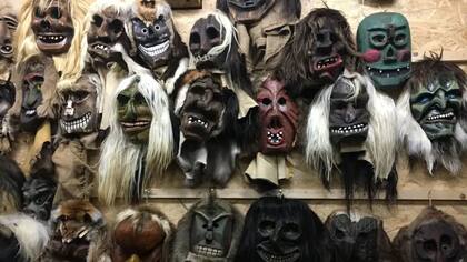 Las máscaras tradicionales de madera llamadas Tschäggättä son exclusivas de ese valle.