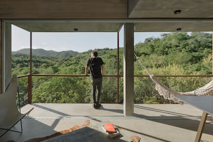 Las materialidades se funden. El aire circula por la casa al igual que el río, que corre por debajo de la estructura.