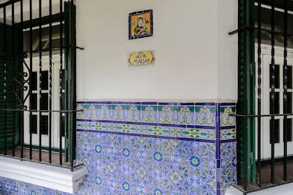 Las mayólicas y los azulejos que fueron traídos de España por los primeros dueños, aún decoran la galería al estilo colonial típico de Andalucía