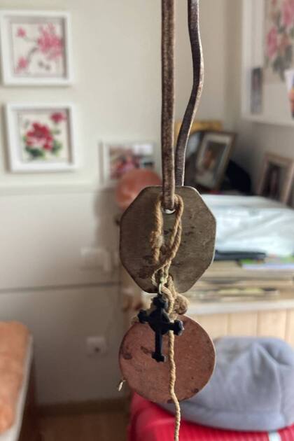 Las medallas de identificación que lelvaba consigo George Cameron en la Segunda Guerra Mundial, junto a la cruz de un compañero fallecido