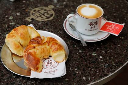 Las medialunas, además del café recién molido, famosos en la carta