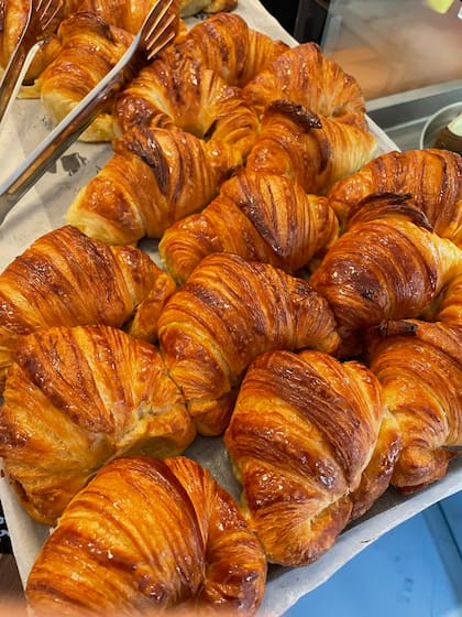Las medialunas argentinas de Pilo's que hay locales que prefieren sobre las clásicas croissants parisinas.