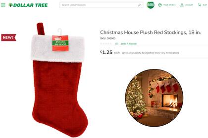 Las medias de 45 centímetros de alto cuentan con un borde blanco de felpa y un lazo para colgarlas, ideal para decorar cualquier espacio de la casa.