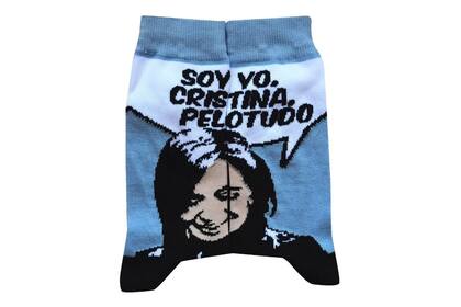 Las medias "Soy Cristina, pelotudo" representan las palabras de la expresidenta hacia el exjefe de la AFI, Oscar Parrilli