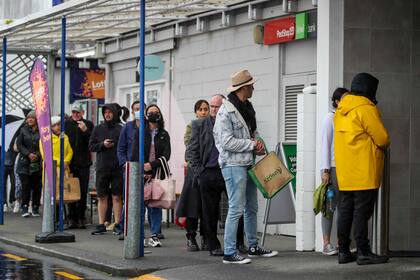 Las medida oficial del gobierno de Nueva Zelanda provocó largas filas en los comercios, en busca de provisiones para días de confinamiento estricto