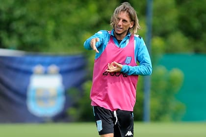 Sebastián Beccacece es uno de los entrenadores más versátiles en cuanto a la modificación de esquemas tácticos en Racing