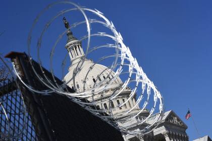 Las medidas de seguridad aumentaron cerca del edificio del Capitolio de Estados Unidos tras la alerta de la policía