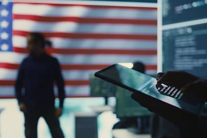 Las medidas incluyen la suspensión temporal de trámites para solicitantes de países considerados de alto riesgo y el refuerzo de la verificación de identidad mediante datos biométricos y redes sociales