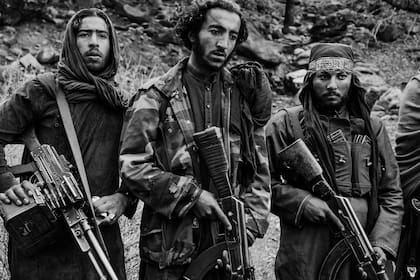 Combatientes talibanes desfilan con sus equipos en un escondite remoto en el distrito de Khogyani en el este de Afganistán, el 11 de diciembre de 2019. Foto de Lorenzo Tugnoli, para The Washington Post, parte de una serie que ganó el primer premio en la categoría Historias de temas contemporáneos