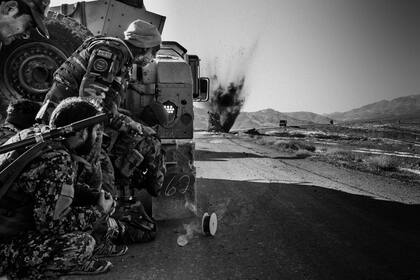 Un equipo antiminas de las Fuerzas de Seguridad y Defensa Nacional Afganas detona un dispositivo explosivo improvisado que fue encontrado en la carretera Ghazni-Kandahar en el este de Afganistán. Foto de Lorenzo Tugnoli para el Washington Post