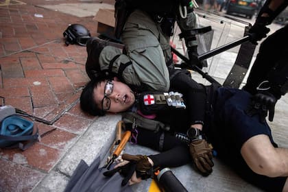 La policía de Hong Kong detiene a un manifestante durante protestas en el distrito de Wanchai en Hong Kong. El fotógrafo de AFP, Nicolas Asfouri, ganó el primer premio, en la categoría Historias en información general en la World Press Photo