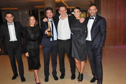 Algunos de los integrantes de Un gallo para Esculapio, contentos con el Martín Fierro de oro