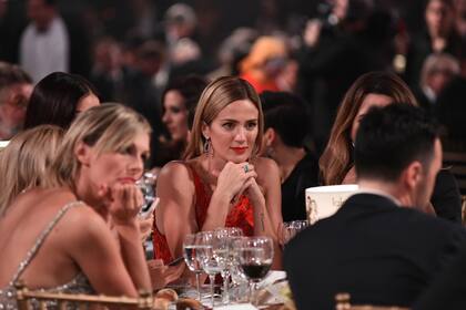 Paula Chaves y Denise Dumas escuchan atentas