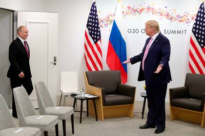 Vladimir Putin al reunirse con Donald Trump