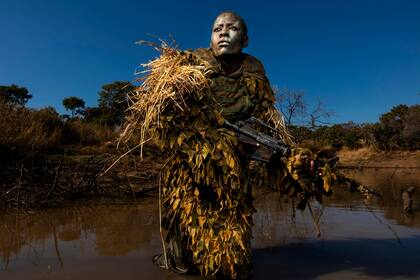 Petronella Chigumbura, que forma parte de un grupo de guardabosques, compuesto solo por mujeres, persigue a cazadores furtivos en el parque natural de Phundundu, en Zimbabue