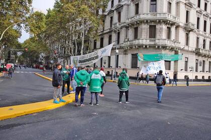 Camioneros comenzaron a concentrarse en Plaza de Mayo a última hora de la mañana