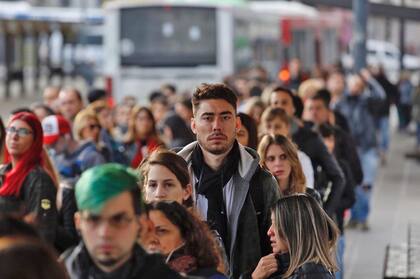 Filas para tomar colectivos en Constitución