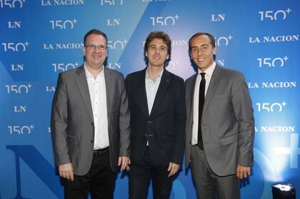 El periodista Hugo Alconada Mon junto a Andrés D´Alessandro, director ejecutivo de ADEPA, y Juan Boido, director editorial de Penguin Random House al llegar a la celebración de los 150 años de LA NACION