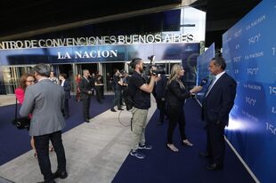 Daniel Scioli es entrevistado en la blue carpet antes de ingresar al Centro de Convenciones de Buenos Aires
